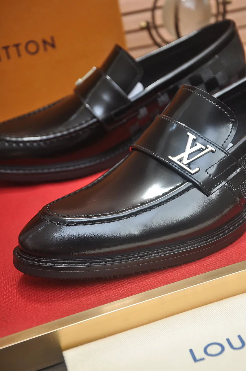 Men's men's shoes 💰460💶 [LV] (original single cowhide lining) 🍀LV's latest genuine leather business suit shoes are launched simultaneously on the official website. The first-layer cowhide imported from Italy is made of heavy gold, 💥1:1 rubber outsole from the official website. Versatile to wear, high-end without losing class, and the color combination is extraordinary. This four-season style is alluring when worn on your feet, showing off your big-name flair. Standard code 38-45 (45 customized)